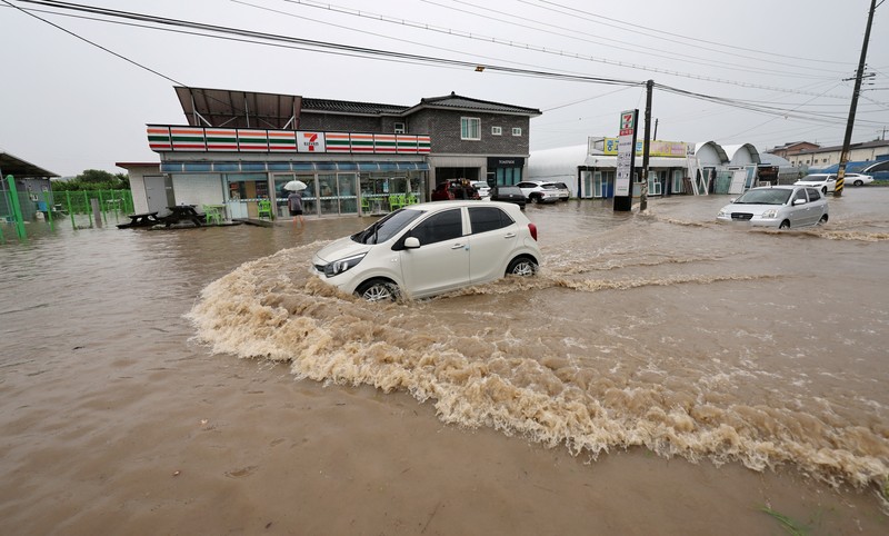 ASIA-WEATHER/SOUTHKOREA A view of a road submerged by a flooded river caused by heavy rain in Cheongju, South Korea, July 15, 2023. Yonhap/via REUTERS ATTENTION EDITORS - THIS IMAGE HAS BEEN SUPPLIED BY A THIRD PARTY. NO RESALES. NO ARCHIVE. SOUTH KOREA OUT. NO COMMERCIAL OR EDITORIAL SALES IN SOUTH KOREA. IMAGE BLURED AT SOURCE.