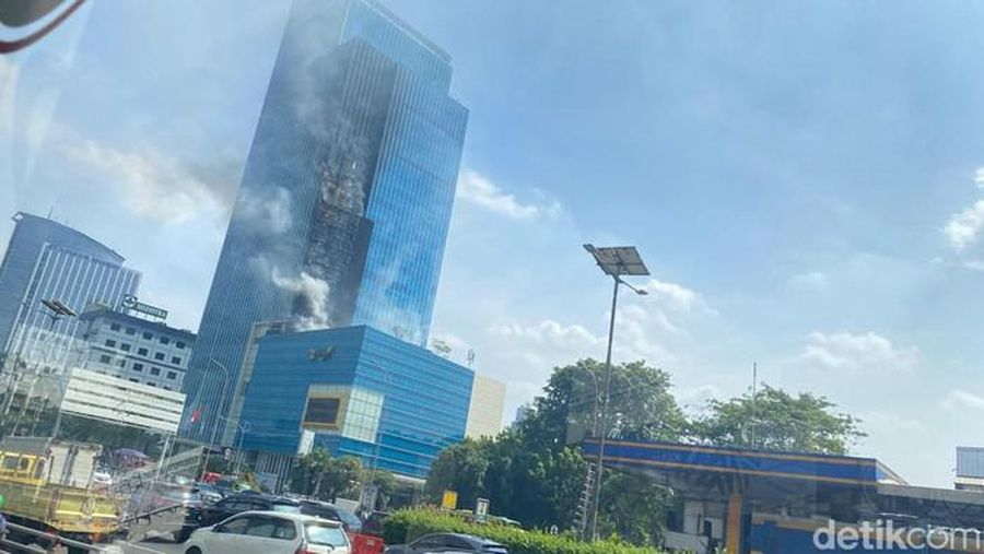 Kebakaran di Jln. Gatot Subroto (Menara K-Link), Kel. Kuningan Timur, Kec. Setiabudi, Jakarta. (Instagram/muhammad_yasir_alkhatami)