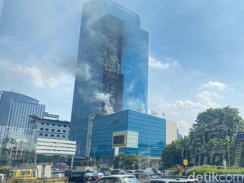 Kebakaran di Jln. Gatot Subroto (Menara K-Link), Kel. Kuningan Timur, Kec. Setiabudi, Jakarta. (Instagram/ muhammad_yasir_alkhatami) Kebakaran di Jln. Gatot Subroto (Menara K-Link), Kel. Kuningan Timur, Kec. Setiabudi, Jakarta. (Instagram/muhammad_yasir_alkhatami)