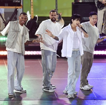 Bawakan Lagu 'Seven', Intip Aksi Jungkook-BTS di Panggung GMA