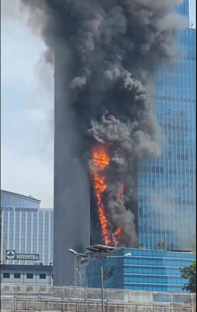 Kebakaran di Jln. Gatot Subroto (Menara K-Link), Kel. Kuningan Timur, Kec. Setiabudi, Jakarta. (Instagram/ muhammad_yasir_alkhatami) Kebakaran di Jln. Gatot Subroto (Menara K-Link), Kel. Kuningan Timur, Kec. Setiabudi, Jakarta. (Instagram/muhammad_yasir_alkhatami)