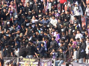 5 Kericuhan Sepakbola Indonesia di 2025, Terbaru Arema FC Vs Persik
