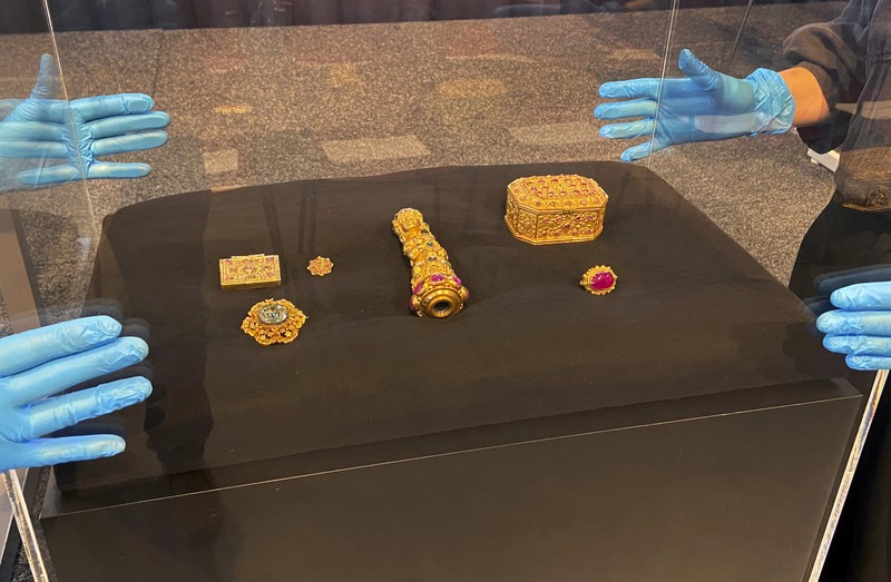 Artefak budaya diserahkan kembali ke Indonesia dalam upacara di Leiden, Belanda, Senin, 10 Juli 2023. Belanda dan Indonesia pada Senin memuji pengembalian ratusan artefak budaya yang diambil, terkadang dengan paksa, selama masa kolonial sebagai langkah besar. maju dalam upaya restitusi di seluruh dunia. (AP Photo/Aleksandar Furtula)