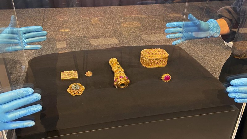 Artefak budaya diserahkan kembali ke Indonesia dalam upacara di Leiden, Belanda, Senin, 10 Juli 2023. Belanda dan Indonesia pada Senin memuji pengembalian ratusan artefak budaya yang diambil, terkadang dengan paksa, selama masa kolonial sebagai langkah besar. maju dalam upaya restitusi di seluruh dunia. (AP Photo/Aleksandar Furtula)