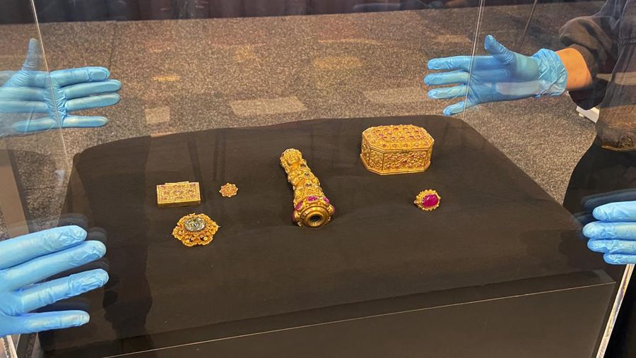 Artefak budaya diserahkan kembali ke Indonesia dalam upacara di Leiden, Belanda, Senin, 10 Juli 2023. Belanda dan Indonesia pada Senin memuji pengembalian ratusan artefak budaya yang diambil, terkadang dengan paksa, selama masa kolonial sebagai langkah besar. maju dalam upaya restitusi di seluruh dunia. (AP Photo/Aleksandar Furtula)