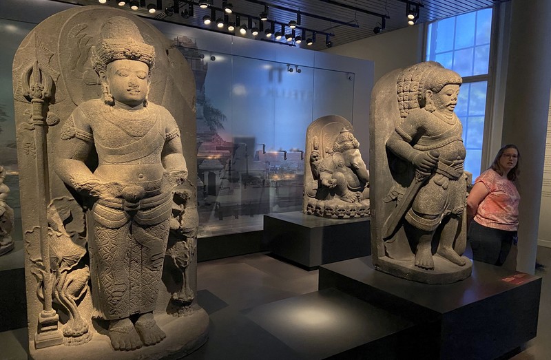 Artefak budaya diserahkan kembali ke Indonesia dalam upacara di Leiden, Belanda, Senin, 10 Juli 2023. Belanda dan Indonesia pada Senin memuji pengembalian ratusan artefak budaya yang diambil, terkadang dengan paksa, selama masa kolonial sebagai langkah besar. maju dalam upaya restitusi di seluruh dunia. (AP Photo/Aleksandar Furtula)