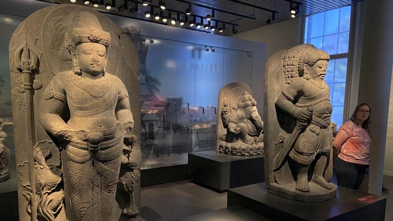 Artefak budaya diserahkan kembali ke Indonesia dalam upacara di Leiden, Belanda, Senin, 10 Juli 2023. Belanda dan Indonesia pada Senin memuji pengembalian ratusan artefak budaya yang diambil, terkadang dengan paksa, selama masa kolonial sebagai langkah besar. maju dalam upaya restitusi di seluruh dunia. (AP Photo/Aleksandar Furtula)