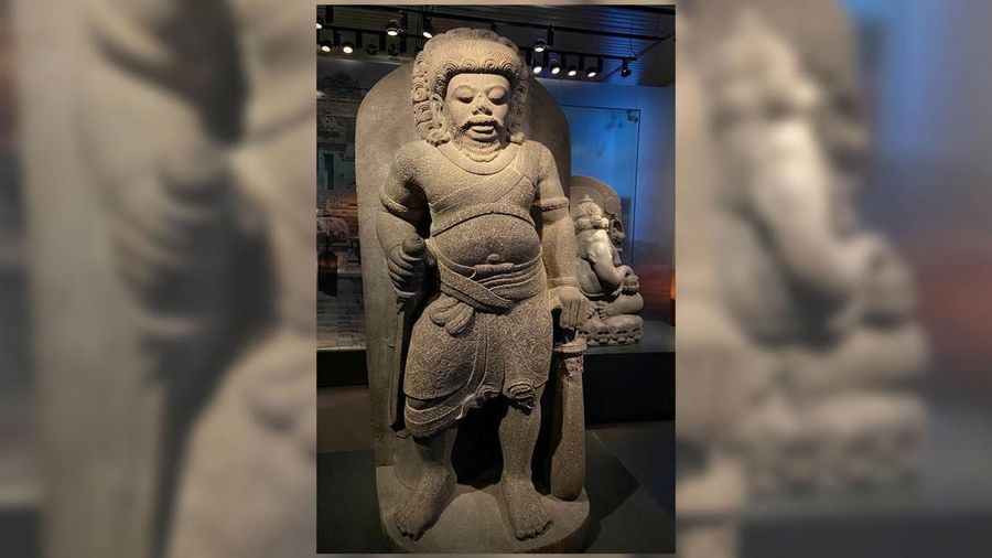 Artefak budaya diserahkan kembali ke Indonesia dalam upacara di Leiden, Belanda, Senin, 10 Juli 2023. Belanda dan Indonesia pada Senin memuji pengembalian ratusan artefak budaya yang diambil, terkadang dengan paksa, selama masa kolonial sebagai langkah besar. maju dalam upaya restitusi di seluruh dunia. (AP Photo/Aleksandar Furtula)