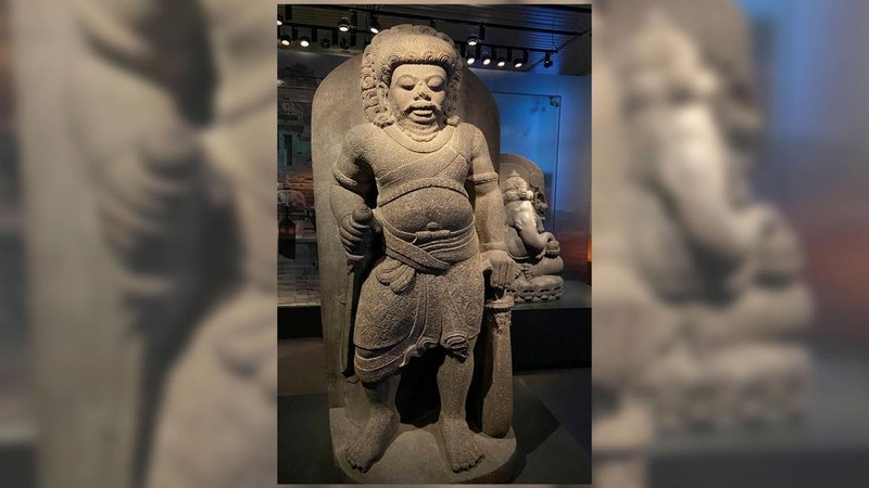 Artefak budaya diserahkan kembali ke Indonesia dalam upacara di Leiden, Belanda, Senin, 10 Juli 2023. Belanda dan Indonesia pada Senin memuji pengembalian ratusan artefak budaya yang diambil, terkadang dengan paksa, selama masa kolonial sebagai langkah besar. maju dalam upaya restitusi di seluruh dunia. (AP Photo/Aleksandar Furtula)