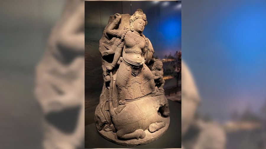 Artefak budaya diserahkan kembali ke Indonesia dalam upacara di Leiden, Belanda, Senin, 10 Juli 2023. Belanda dan Indonesia pada Senin memuji pengembalian ratusan artefak budaya yang diambil, terkadang dengan paksa, selama masa kolonial sebagai langkah besar. maju dalam upaya restitusi di seluruh dunia. (AP Photo/Aleksandar Furtula)