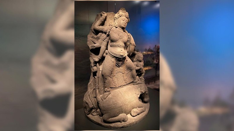 Artefak budaya diserahkan kembali ke Indonesia dalam upacara di Leiden, Belanda, Senin, 10 Juli 2023. Belanda dan Indonesia pada Senin memuji pengembalian ratusan artefak budaya yang diambil, terkadang dengan paksa, selama masa kolonial sebagai langkah besar. maju dalam upaya restitusi di seluruh dunia. (AP Photo/Aleksandar Furtula)