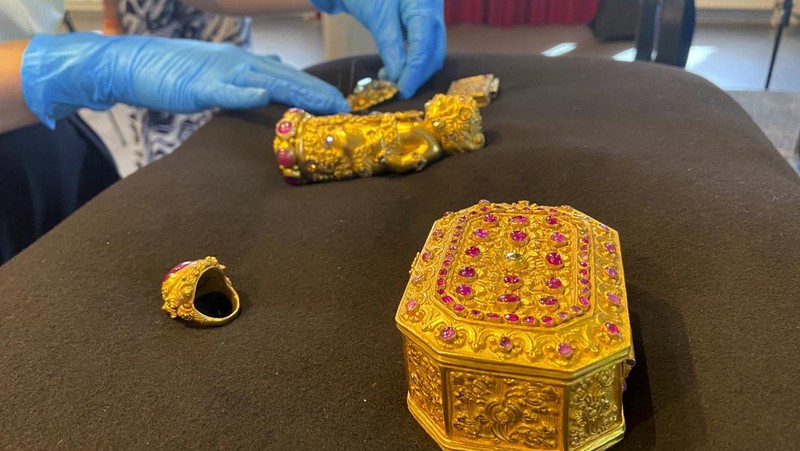 Artefak budaya diserahkan kembali ke Indonesia dalam upacara di Leiden, Belanda, Senin, 10 Juli 2023. Belanda dan Indonesia pada Senin memuji pengembalian ratusan artefak budaya yang diambil, terkadang dengan paksa, selama masa kolonial sebagai langkah besar. maju dalam upaya restitusi di seluruh dunia. (AP Photo/Aleksandar Furtula)