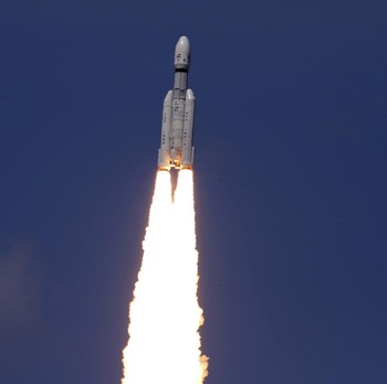 India Luncurkan Roket Menuju Bulan, Pendeta Bantu Pake Ritual