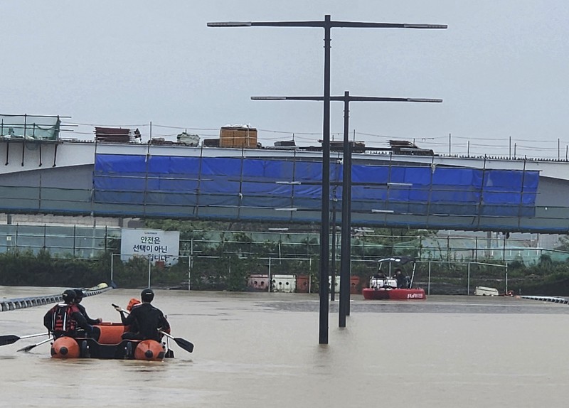 Tim penyelamat melakukan operasi pencarian di sepanjang jalan yang terendam banjir menuju terowongan bawah tanah di Cheongju, Korea Selatan, Minggu, 16 Juli 2023. Tim penyelamat melakukan operasi pencarian di sepanjang jalan yang terendam banjir menuju terowongan bawah tanah di Cheongju, Korea Selatan, Minggu, 16 Juli 2023. Hujan deras berhari-hari memicu banjir bandang dan tanah longsor serta menghancurkan rumah, menyebabkan puluhan orang tewas dan memaksa ribuan orang untuk mengungsi, kata para pejabat, Minggu. (Kim Ju-hyung/Yonhap via AP)