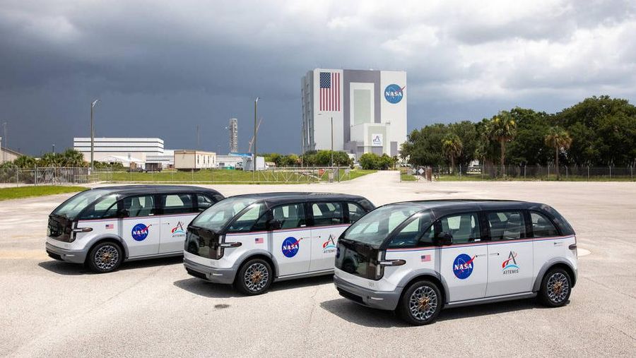Dengan latar Gedung Perakitan Kendaraan, tiga kendaraan transportasi kru yang dirancang khusus, sepenuhnya listrik, dan ramah lingkungan untuk misi Artemis tiba di Kennedy Space Center NASA di Florida pada 11 Juli 2023. Kendaraan tanpa emisi, yang akan membawa astronot ke Launch Complex 39B untuk misi Artemis, dikirim oleh pabrikan, Canoo Technologies Inc. dari Torrance, California. (Dok. NASA/Isaac Watson/NASA/Isaac Watson)
