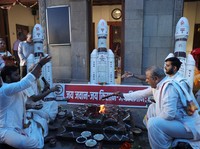 Pendeta dan warga sipil melakukan ritual Hindu untuk mendoakan keberhasilan peluncuran misi eksplorasi bulan Chandrayaan 3 oleh Organisasi Penelitian Antariksa India (ISRO) di sebuah kuil di Mumbai, India, 14 Juli 2023. (REUTERS/Francis Mascarenhas)