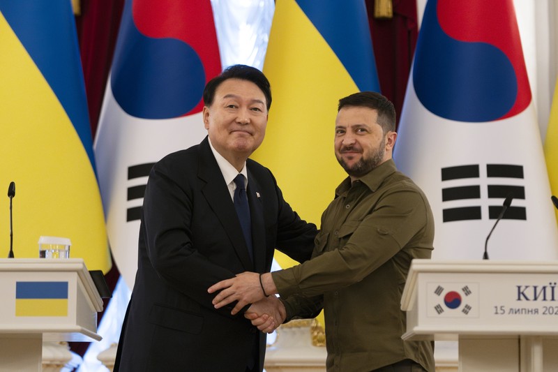Presiden Korea Selatan Yoon Suk Yeol, kiri, menyampaikan pernyataan bersama Presiden Ukraina Volodymyr Zelenskyy selama kunjungan mendadaknya, Sabtu, 15 Juli 2023, di Kyiv, Ukraina. (AP Photo/Jae C. Hong)