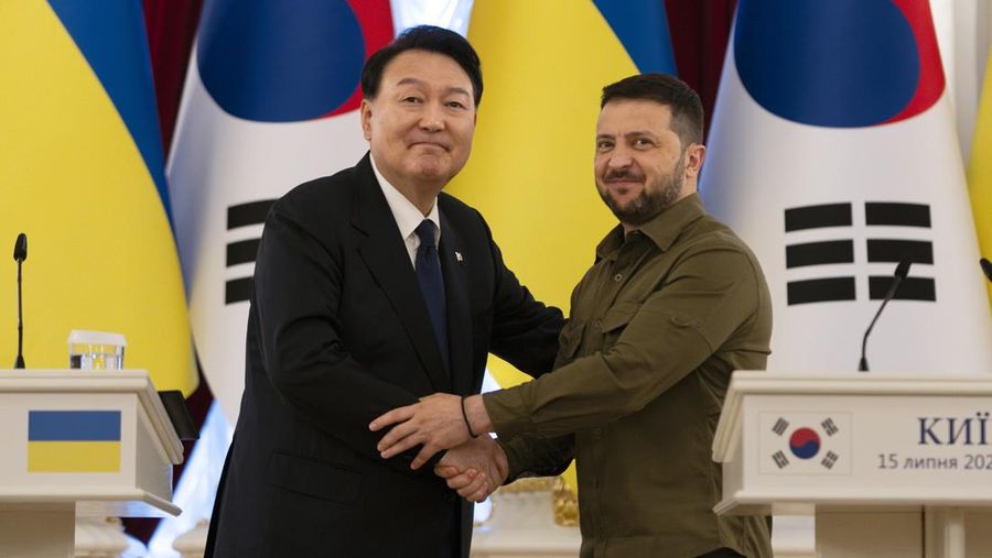 Presiden Korea Selatan Yoon Suk Yeol, kiri, menyampaikan pernyataan bersama Presiden Ukraina Volodymyr Zelenskyy selama kunjungan mendadaknya, Sabtu, 15 Juli 2023, di Kyiv, Ukraina. (AP Photo/Jae C. Hong)