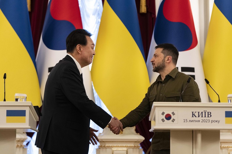 Presiden Korea Selatan Yoon Suk Yeol, kiri, menyampaikan pernyataan bersama Presiden Ukraina Volodymyr Zelenskyy selama kunjungan mendadaknya, Sabtu, 15 Juli 2023, di Kyiv, Ukraina. Presiden Korea Selatan Yoon Suk Yeol, kiri, menyampaikan pernyataan bersama Presiden Ukraina Volodymyr Zelenskyy selama kunjungan mendadaknya, Sabtu, 15 Juli 2023, di Kyiv, Ukraina. (AP Photo/Jae C. Hong)