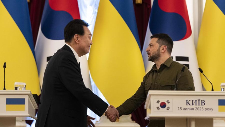 Presiden Korea Selatan Yoon Suk Yeol, kiri, menyampaikan pernyataan bersama Presiden Ukraina Volodymyr Zelenskyy selama kunjungan mendadaknya, Sabtu, 15 Juli 2023, di Kyiv, Ukraina. (AP Photo/Jae C. Hong)