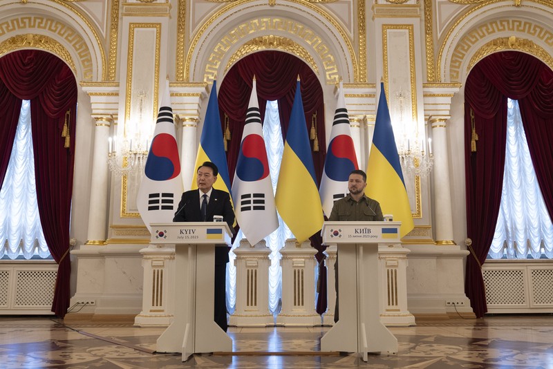 Presiden Korea Selatan Yoon Suk Yeol, kiri, menyampaikan pernyataan bersama Presiden Ukraina Volodymyr Zelenskyy selama kunjungan mendadaknya, Sabtu, 15 Juli 2023, di Kyiv, Ukraina. (AP Photo/Jae C. Hong)