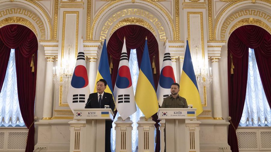 Presiden Korea Selatan Yoon Suk Yeol, kiri, menyampaikan pernyataan bersama Presiden Ukraina Volodymyr Zelenskyy selama kunjungan mendadaknya, Sabtu, 15 Juli 2023, di Kyiv, Ukraina. (AP Photo/Jae C. Hong)