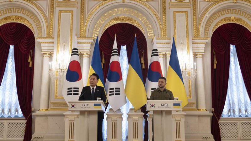 Presiden Korea Selatan Yoon Suk Yeol, kiri, menyampaikan pernyataan bersama Presiden Ukraina Volodymyr Zelenskyy selama kunjungan mendadaknya, Sabtu, 15 Juli 2023, di Kyiv, Ukraina. (AP Photo/Jae C. Hong)