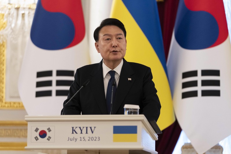 Presiden Korea Selatan Yoon Suk Yeol, kiri, menyampaikan pernyataan bersama Presiden Ukraina Volodymyr Zelenskyy selama kunjungan mendadaknya, Sabtu, 15 Juli 2023, di Kyiv, Ukraina. Presiden Korea Selatan Yoon Suk Yeol, kiri, menyampaikan pernyataan bersama Presiden Ukraina Volodymyr Zelenskyy selama kunjungan mendadaknya, Sabtu, 15 Juli 2023, di Kyiv, Ukraina. (AP Photo/Jae C. Hong)