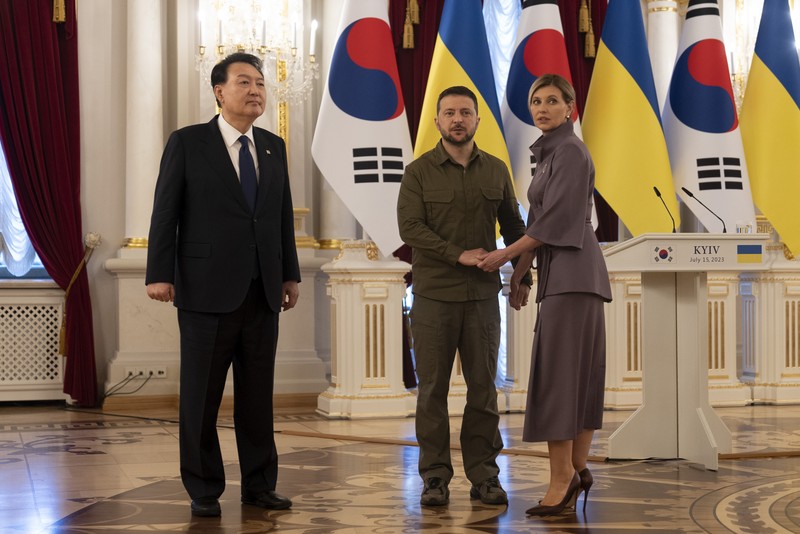 Presiden Korea Selatan Yoon Suk Yeol, kiri, menyampaikan pernyataan bersama Presiden Ukraina Volodymyr Zelenskyy selama kunjungan mendadaknya, Sabtu, 15 Juli 2023, di Kyiv, Ukraina. (AP Photo/Jae C. Hong)