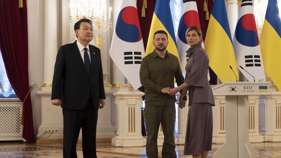 Presiden Korea Selatan Yoon Suk Yeol, kiri, menyampaikan pernyataan bersama Presiden Ukraina Volodymyr Zelenskyy selama kunjungan mendadaknya, Sabtu, 15 Juli 2023, di Kyiv, Ukraina. (AP Photo/Jae C. Hong)