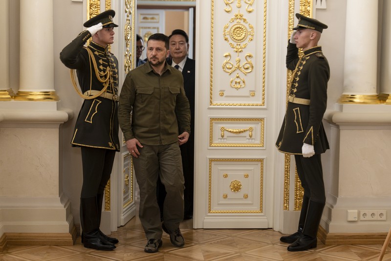 Presiden Korea Selatan Yoon Suk Yeol, kiri, menyampaikan pernyataan bersama Presiden Ukraina Volodymyr Zelenskyy selama kunjungan mendadaknya, Sabtu, 15 Juli 2023, di Kyiv, Ukraina. (AP Photo/Jae C. Hong)