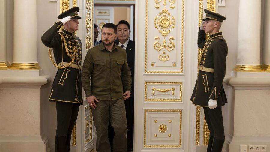 Presiden Korea Selatan Yoon Suk Yeol, kiri, menyampaikan pernyataan bersama Presiden Ukraina Volodymyr Zelenskyy selama kunjungan mendadaknya, Sabtu, 15 Juli 2023, di Kyiv, Ukraina. (AP Photo/Jae C. Hong)