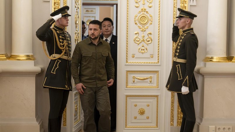 Presiden Korea Selatan Yoon Suk Yeol, kiri, menyampaikan pernyataan bersama Presiden Ukraina Volodymyr Zelenskyy selama kunjungan mendadaknya, Sabtu, 15 Juli 2023, di Kyiv, Ukraina. (AP Photo/Jae C. Hong)