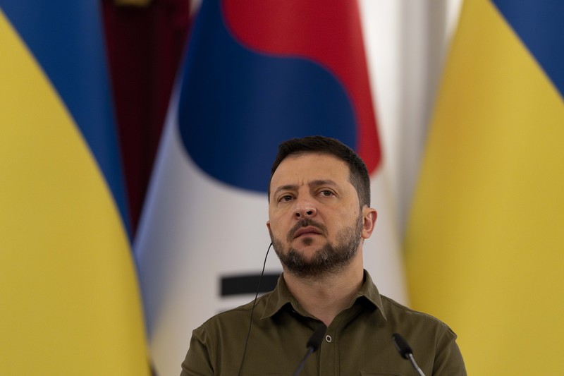 Presiden Korea Selatan Yoon Suk Yeol, kiri, menyampaikan pernyataan bersama Presiden Ukraina Volodymyr Zelenskyy selama kunjungan mendadaknya, Sabtu, 15 Juli 2023, di Kyiv, Ukraina. Presiden Korea Selatan Yoon Suk Yeol, kiri, menyampaikan pernyataan bersama Presiden Ukraina Volodymyr Zelenskyy selama kunjungan mendadaknya, Sabtu, 15 Juli 2023, di Kyiv, Ukraina. (AP Photo/Jae C. Hong)