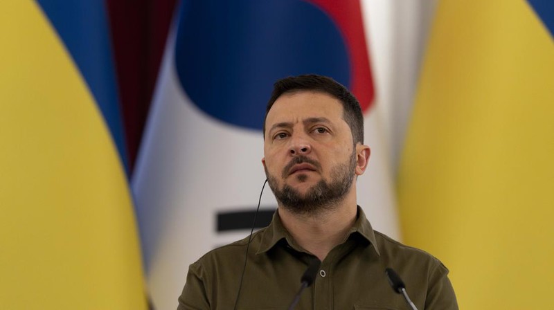 Presiden Korea Selatan Yoon Suk Yeol, kiri, menyampaikan pernyataan bersama Presiden Ukraina Volodymyr Zelenskyy selama kunjungan mendadaknya, Sabtu, 15 Juli 2023, di Kyiv, Ukraina. (AP Photo/Jae C. Hong)