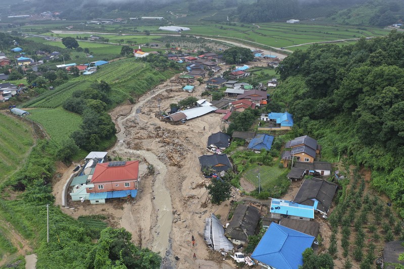 Tim penyelamat melakukan operasi pencarian di sepanjang jalan yang terendam banjir menuju terowongan bawah tanah di Cheongju, Korea Selatan, Minggu, 16 Juli 2023. Tim penyelamat melakukan operasi pencarian di sepanjang jalan yang terendam banjir menuju terowongan bawah tanah di Cheongju, Korea Selatan, Minggu, 16 Juli 2023. Hujan deras berhari-hari memicu banjir bandang dan tanah longsor serta menghancurkan rumah, menyebabkan puluhan orang tewas dan memaksa ribuan orang untuk mengungsi, kata para pejabat, Minggu. (Kim Ju-hyung/Yonhap via AP)