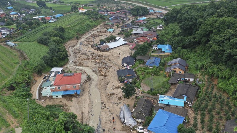 Tim penyelamat melakukan operasi pencarian di sepanjang jalan yang terendam banjir menuju terowongan bawah tanah di Cheongju, Korea Selatan, Minggu, 16 Juli 2023. Hujan deras berhari-hari memicu banjir bandang dan tanah longsor serta menghancurkan rumah, menyebabkan puluhan orang tewas dan memaksa ribuan orang untuk mengungsi, kata para pejabat, Minggu. (Kim Ju-hyung/Yonhap via AP)