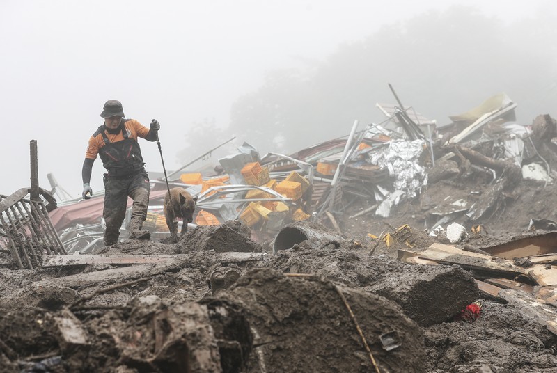 Tim penyelamat melakukan operasi pencarian di sepanjang jalan yang terendam banjir menuju terowongan bawah tanah di Cheongju, Korea Selatan, Minggu, 16 Juli 2023. Tim penyelamat melakukan operasi pencarian di sepanjang jalan yang terendam banjir menuju terowongan bawah tanah di Cheongju, Korea Selatan, Minggu, 16 Juli 2023. Hujan deras berhari-hari memicu banjir bandang dan tanah longsor serta menghancurkan rumah, menyebabkan puluhan orang tewas dan memaksa ribuan orang untuk mengungsi, kata para pejabat, Minggu. (Kim Ju-hyung/Yonhap via AP)