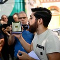 'Prank' Pria Swedia Mau Bakar Alkitab, Malah Angkat Al-Qur'an
