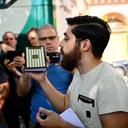 'Prank' Pria Swedia Mau Bakar Alkitab, Malah Angkat Al-Qur'an