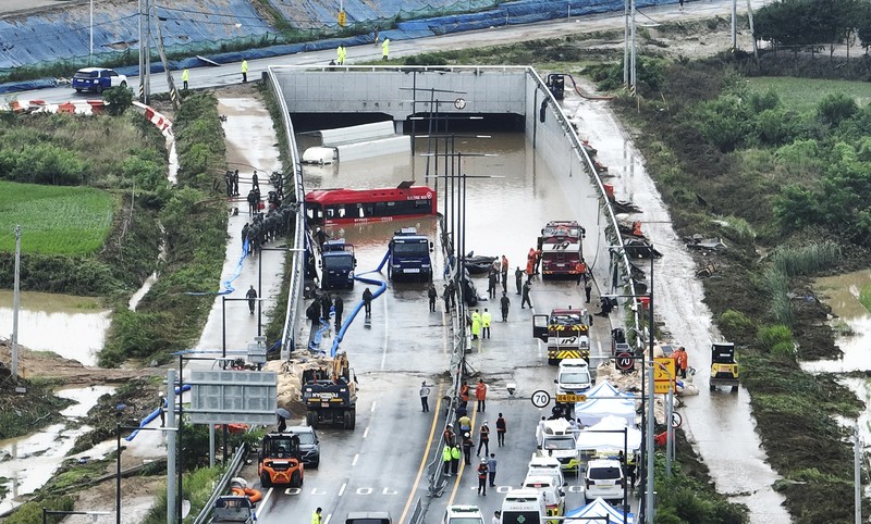 Tim penyelamat melakukan operasi pencarian di sepanjang jalan yang terendam banjir menuju terowongan bawah tanah di Cheongju, Korea Selatan, Minggu, 16 Juli 2023. Tim penyelamat melakukan operasi pencarian di sepanjang jalan yang terendam banjir menuju terowongan bawah tanah di Cheongju, Korea Selatan, Minggu, 16 Juli 2023. Hujan deras berhari-hari memicu banjir bandang dan tanah longsor serta menghancurkan rumah, menyebabkan puluhan orang tewas dan memaksa ribuan orang untuk mengungsi, kata para pejabat, Minggu. (Kim Ju-hyung/Yonhap via AP)