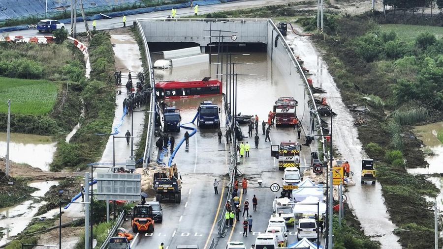 Tim penyelamat melakukan operasi pencarian di sepanjang jalan yang terendam banjir menuju terowongan bawah tanah di Cheongju, Korea Selatan, Minggu, 16 Juli 2023. Hujan deras berhari-hari memicu banjir bandang dan tanah longsor serta menghancurkan rumah, menyebabkan puluhan orang tewas dan memaksa ribuan orang untuk mengungsi, kata para pejabat, Minggu. (Kim Ju-hyung/Yonhap via AP)