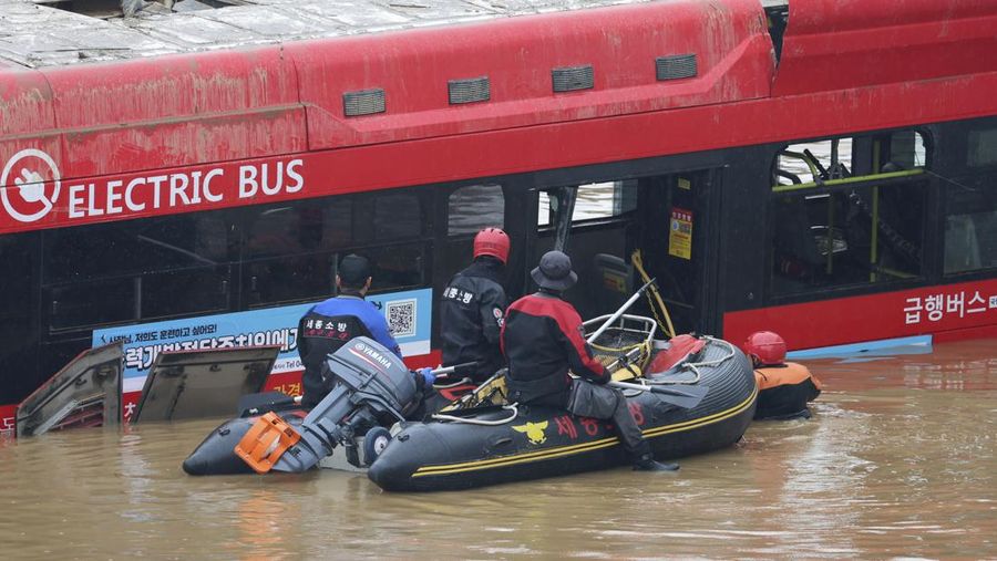 Tim penyelamat melakukan operasi pencarian di sepanjang jalan yang terendam banjir menuju terowongan bawah tanah di Cheongju, Korea Selatan, Minggu, 16 Juli 2023. Hujan deras berhari-hari memicu banjir bandang dan tanah longsor serta menghancurkan rumah, menyebabkan puluhan orang tewas dan memaksa ribuan orang untuk mengungsi, kata para pejabat, Minggu. (Kim Ju-hyung/Yonhap via AP)