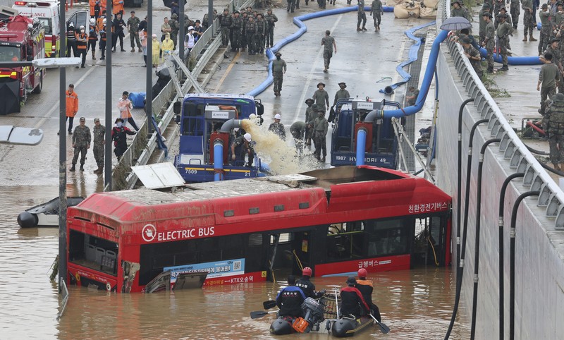 Tim penyelamat melakukan operasi pencarian di sepanjang jalan yang terendam banjir menuju terowongan bawah tanah di Cheongju, Korea Selatan, Minggu, 16 Juli 2023. Tim penyelamat melakukan operasi pencarian di sepanjang jalan yang terendam banjir menuju terowongan bawah tanah di Cheongju, Korea Selatan, Minggu, 16 Juli 2023. Hujan deras berhari-hari memicu banjir bandang dan tanah longsor serta menghancurkan rumah, menyebabkan puluhan orang tewas dan memaksa ribuan orang untuk mengungsi, kata para pejabat, Minggu. (Kim Ju-hyung/Yonhap via AP)