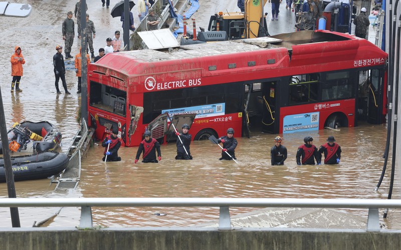 Tim penyelamat melakukan operasi pencarian di sepanjang jalan yang terendam banjir menuju terowongan bawah tanah di Cheongju, Korea Selatan, Minggu, 16 Juli 2023. Tim penyelamat melakukan operasi pencarian di sepanjang jalan yang terendam banjir menuju terowongan bawah tanah di Cheongju, Korea Selatan, Minggu, 16 Juli 2023. Hujan deras berhari-hari memicu banjir bandang dan tanah longsor serta menghancurkan rumah, menyebabkan puluhan orang tewas dan memaksa ribuan orang untuk mengungsi, kata para pejabat, Minggu. (Kim Ju-hyung/Yonhap via AP)