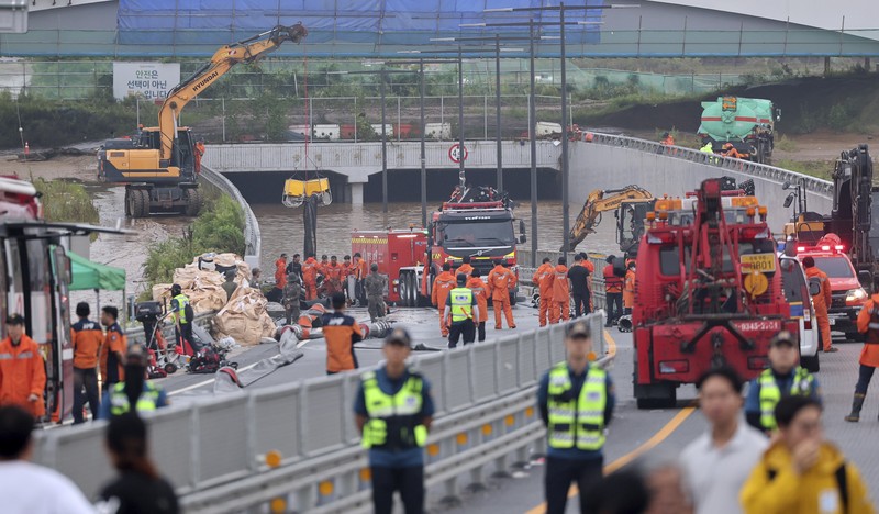 Tim penyelamat melakukan operasi pencarian di sepanjang jalan yang terendam banjir menuju terowongan bawah tanah di Cheongju, Korea Selatan, Minggu, 16 Juli 2023. Hujan deras berhari-hari memicu banjir bandang dan tanah longsor serta menghancurkan rumah, menyebabkan puluhan orang tewas dan memaksa ribuan orang untuk mengungsi, kata para pejabat, Minggu. (Kim Ju-hyung/Yonhap via AP)