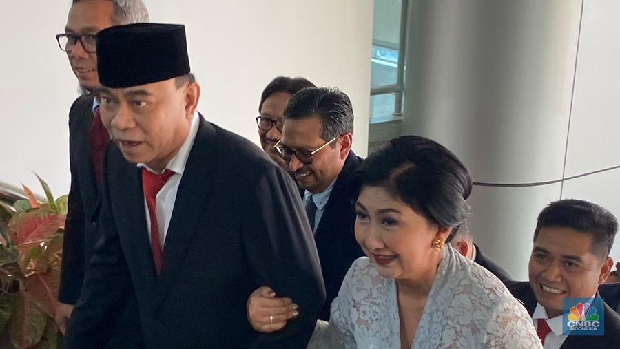 Budi Arie Setiadi bersama istri tiba di gedung Kominfo usai dilantik Presiden Joko Widodo sebagai Menkominfo, Senin (17/7). (²©²ÊÍøÕ¾/Novina Putri Bestari)