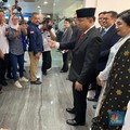 Tiba di Kominfo, Budi Arie Umbar Pose 'Heart' ala Drakor
