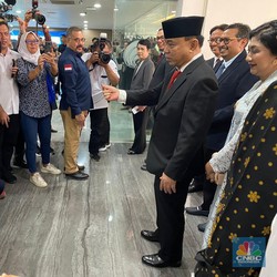 Tiba di Kominfo, Budi Arie Umbar Pose 'Heart' ala Drakor