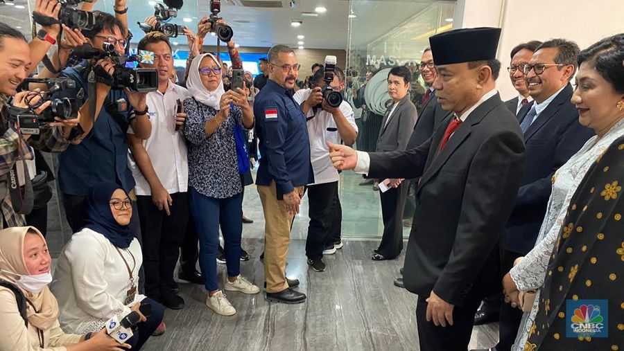 Budi Arie Setiadi bersama istri tiba di gedung Kominfo usai dilantik Presiden Joko Widodo sebagai Menkominfo, Senin (17/7). (CNBC Indonesia/Novina Putri Bestari)